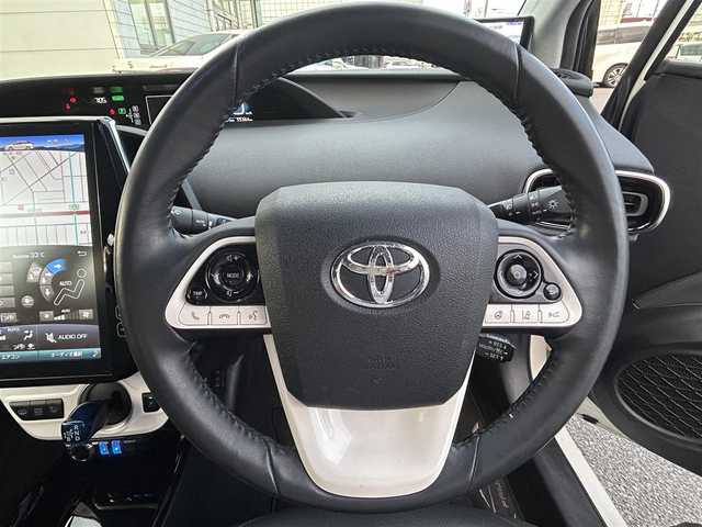 トヨタ プリウス ＰＨＶ A プレミアム 広島県 2018(平30)年 5.6万km ホワイトパールクリスタルシャイン ワンオーナー/衝突軽減ブレーキ/純正ナビ/地デジTV/・Bluetooth/純正USB・AUX端子/バックカメラ/シンプルインテリジェントパーキングアシスト【S-IPA】/レーンディパーチャーアラート/ヘッドアップディスプレイ【HUD】/ブラインドスポットモニター【BSM】/ステアリングヒーター/黒レザーシート/前席シートヒーター/運転席パワーシート/純正15インチアルミ/前後コーナーセンサー/LEDヘッドライト/ドライブレコーダー/オートマチックハイビーム/スマートキー/ETC2.0/充電ケーブル有り/保証書/取扱説明書/ナビ取扱説明書/純正フロアマット/スペアキー（スマートキー）