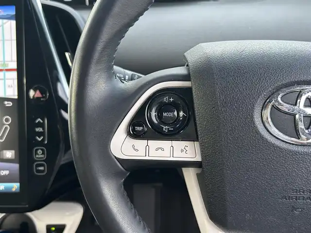 トヨタ プリウス ＰＨＶ A プレミアム 広島県 2018(平30)年 5.6万km ホワイトパールクリスタルシャイン ワンオーナー/衝突軽減ブレーキ/純正ナビ/地デジTV/・Bluetooth/純正USB・AUX端子/バックカメラ/シンプルインテリジェントパーキングアシスト【S-IPA】/レーンディパーチャーアラート/ヘッドアップディスプレイ【HUD】/ブラインドスポットモニター【BSM】/ステアリングヒーター/黒レザーシート/前席シートヒーター/運転席パワーシート/純正15インチアルミ/前後コーナーセンサー/LEDヘッドライト/ドライブレコーダー/オートマチックハイビーム/スマートキー/ETC2.0/充電ケーブル有り/保証書/取扱説明書/ナビ取扱説明書/純正フロアマット/スペアキー（スマートキー）