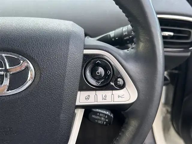 トヨタ プリウス ＰＨＶ A プレミアム 広島県 2018(平30)年 5.6万km ホワイトパールクリスタルシャイン ワンオーナー/衝突軽減ブレーキ/純正ナビ/地デジTV/・Bluetooth/純正USB・AUX端子/バックカメラ/シンプルインテリジェントパーキングアシスト【S-IPA】/レーンディパーチャーアラート/ヘッドアップディスプレイ【HUD】/ブラインドスポットモニター【BSM】/ステアリングヒーター/黒レザーシート/前席シートヒーター/運転席パワーシート/純正15インチアルミ/前後コーナーセンサー/LEDヘッドライト/ドライブレコーダー/オートマチックハイビーム/スマートキー/ETC2.0/充電ケーブル有り/保証書/取扱説明書/ナビ取扱説明書/純正フロアマット/スペアキー（スマートキー）