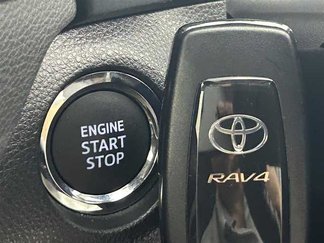 トヨタ ＲＡＶ４ G 道央・札幌 2025(令7)年 0.3万km プラチナホワイトパールマイカ ・４WD/・ワンオーナー/・純正メモリナビ/・BT/USB/フルセグ/・アラウンドビューモニター/・ナビ連動型ビルトインETC2.0/・純正前方ドライブレコーダー/・トヨタセーフティセンス/・レーダークルーズコントロール/・レーンキープアシスト/・ブラインドスポットモニター/・PKSB/・前後コーナーセンサー/・LEDヘッドライト/・オートライト/・オートマチックハイビーム/・フロントフォグランプ/・レザーシート/・前席シートヒーター・エアシート/・D席パワーシート/・シートメモリー/・パワーバックドア/・社外フロアマット/・プッシュスタート/・スマートキー（スペアキー）