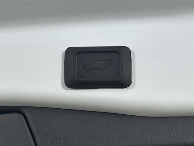 トヨタ ＲＡＶ４ G 道央・札幌 2025(令7)年 0.3万km プラチナホワイトパールマイカ ・４WD/・ワンオーナー/・純正メモリナビ/・BT/USB/フルセグ/・アラウンドビューモニター/・ナビ連動型ビルトインETC2.0/・純正前方ドライブレコーダー/・トヨタセーフティセンス/・レーダークルーズコントロール/・レーンキープアシスト/・ブラインドスポットモニター/・PKSB/・前後コーナーセンサー/・LEDヘッドライト/・オートライト/・オートマチックハイビーム/・フロントフォグランプ/・レザーシート/・前席シートヒーター・エアシート/・D席パワーシート/・シートメモリー/・パワーバックドア/・社外フロアマット/・プッシュスタート/・スマートキー（スペアキー）