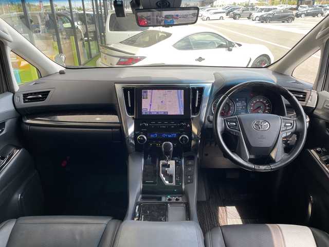 トヨタ アルファード S Cパッケージ 愛知県 2022(令4)年 4万km グラファイトM 衝突被害軽減システム/純正9インチディスプレイオーディオナビ（あり）/フリップダウンモニター/三眼LEDヘッドライト/両側パワースライドドア/レーダークルーズコントロール/シートヒーター/エアシート/フルセグTV/CD DVD/Bluetooth/バックカメラ/電動リアゲート/パワーシート/コーナーセンサー/純正アルミホイール/ETC2.0/ブラインドスポットモニター/ステアリングヒーター/インテリジェントミラー/リアオートエアコン/レーンキープアシスト/オートマチックハイビーム/ドライブレコーダー/ステアリングスイッチ/スマートキー/プッシュスタート