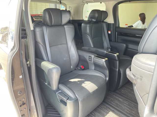 トヨタ アルファード S Cパッケージ 愛知県 2022(令4)年 4万km グラファイトM 衝突被害軽減システム/純正9インチディスプレイオーディオナビ（あり）/フリップダウンモニター/三眼LEDヘッドライト/両側パワースライドドア/レーダークルーズコントロール/シートヒーター/エアシート/フルセグTV/CD DVD/Bluetooth/バックカメラ/電動リアゲート/パワーシート/コーナーセンサー/純正アルミホイール/ETC2.0/ブラインドスポットモニター/ステアリングヒーター/インテリジェントミラー/リアオートエアコン/レーンキープアシスト/オートマチックハイビーム/ドライブレコーダー/ステアリングスイッチ/スマートキー/プッシュスタート