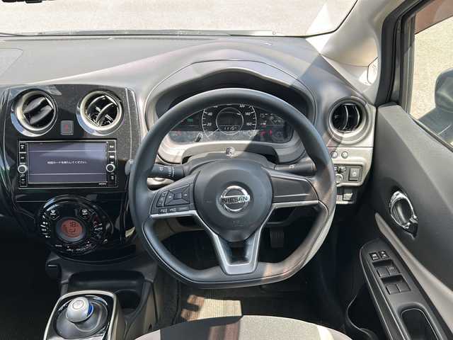 日産 ノート e－パワー X Vセレクション 茨城県 2020(令2)年 7.3万km ダークメタルグレー 7インチ純正SDナビ(Bluetooth/アラウンドビューモニター/フルセグTV)/横滑り防止装置/衝突被害軽減システム/レーンキープアシスト/LEDオートライト/15インチ純正アルミホイール/オートエアコン/USB入力端子/ドライブレコーダー/純正フロアマット/スマートキー/ETC