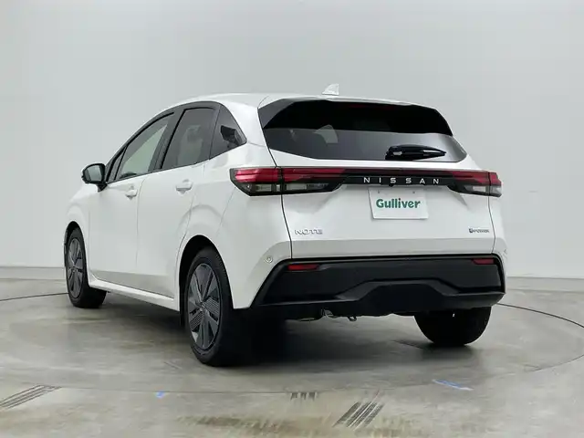 日産 ノート X 岡山県 2023(令5)年 1.7万km ピュアホワイトパール 純正9インチナビ/・FM/AM/Bluetooth/フルセグ/CarPlay/HDMI/インテリジェントアラウンドビューモニター/インテリジェントルームミラー/ワイヤレス充電/三眼LEDヘッドライト/ETC2.0/ドライブレコーダー/インテリジェントエマージェンシーブレーキ/踏み間違い防止/車線逸脱警報/防止支援システム/BSM/コーナーセンサー/オートブレーキホールド/USB入力端子/純正フロアマット