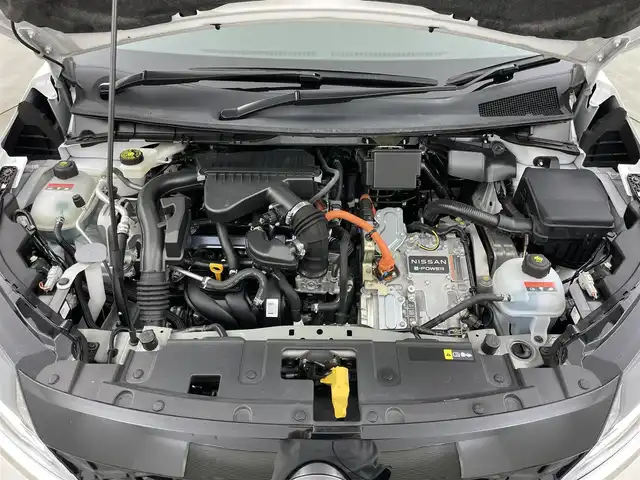 日産 ノート X 岡山県 2023(令5)年 1.7万km ピュアホワイトパール 純正9インチナビ/・FM/AM/Bluetooth/フルセグ/CarPlay/HDMI/インテリジェントアラウンドビューモニター/インテリジェントルームミラー/ワイヤレス充電/三眼LEDヘッドライト/ETC2.0/ドライブレコーダー/インテリジェントエマージェンシーブレーキ/踏み間違い防止/車線逸脱警報/防止支援システム/BSM/コーナーセンサー/オートブレーキホールド/USB入力端子/純正フロアマット