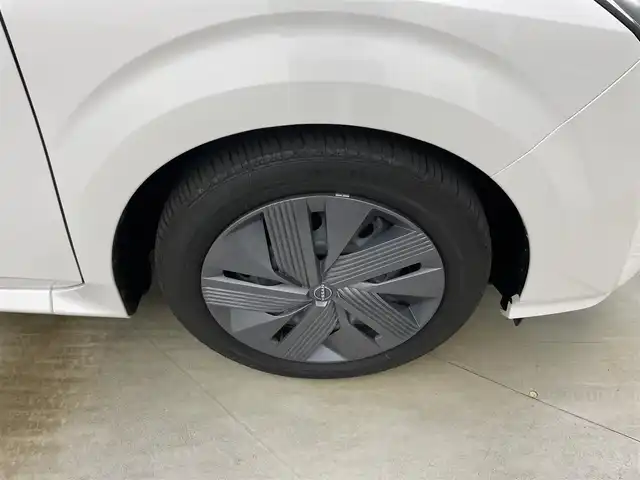 日産 ノート X 岡山県 2023(令5)年 1.7万km ピュアホワイトパール 純正9インチナビ/・FM/AM/Bluetooth/フルセグ/CarPlay/HDMI/インテリジェントアラウンドビューモニター/インテリジェントルームミラー/ワイヤレス充電/三眼LEDヘッドライト/ETC2.0/ドライブレコーダー/インテリジェントエマージェンシーブレーキ/踏み間違い防止/車線逸脱警報/防止支援システム/BSM/コーナーセンサー/オートブレーキホールド/USB入力端子/純正フロアマット