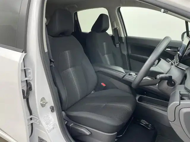 日産 ノート X 岡山県 2023(令5)年 1.7万km ピュアホワイトパール 純正9インチナビ/・FM/AM/Bluetooth/フルセグ/CarPlay/HDMI/インテリジェントアラウンドビューモニター/インテリジェントルームミラー/ワイヤレス充電/三眼LEDヘッドライト/ETC2.0/ドライブレコーダー/インテリジェントエマージェンシーブレーキ/踏み間違い防止/車線逸脱警報/防止支援システム/BSM/コーナーセンサー/オートブレーキホールド/USB入力端子/純正フロアマット