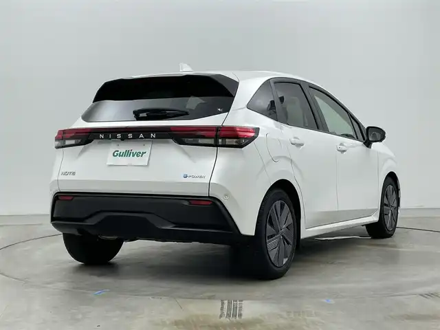 日産 ノート X 岡山県 2023(令5)年 1.7万km ピュアホワイトパール 純正9インチナビ/・FM/AM/Bluetooth/フルセグ/CarPlay/HDMI/インテリジェントアラウンドビューモニター/インテリジェントルームミラー/ワイヤレス充電/三眼LEDヘッドライト/ETC2.0/ドライブレコーダー/インテリジェントエマージェンシーブレーキ/踏み間違い防止/車線逸脱警報/防止支援システム/BSM/コーナーセンサー/オートブレーキホールド/USB入力端子/純正フロアマット