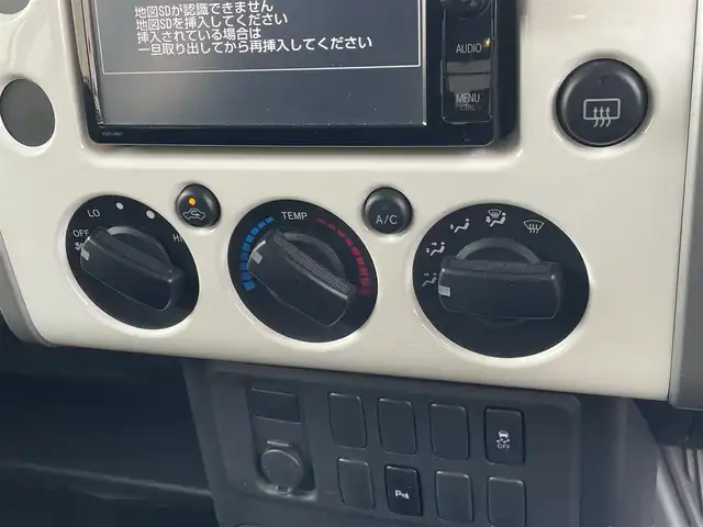 トヨタ ＦＪクルーザー 東京都 2016(平28)年 7.4万km ホワイト 4WD/純正ナビ/TV/CD/DVD再生/Bluetooth接続/バックモニター/クリアランスソナー/ETC/ドライブレコーダー/横滑り防止措置/フォグランプ/ステアリングスイッチ/エアコン/電動格納ミラー