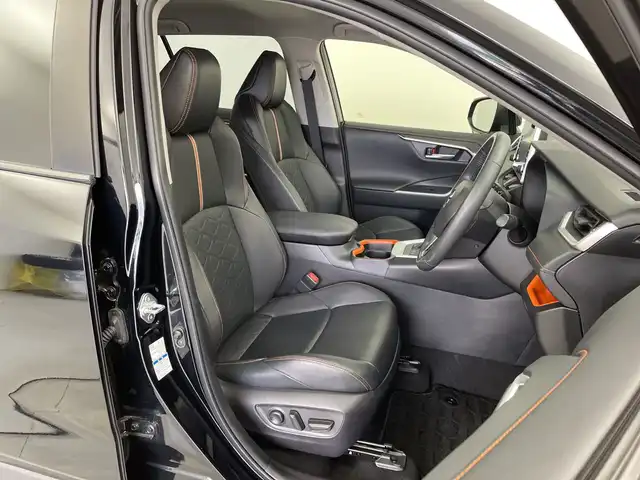 トヨタ ＲＡＶ４ アドベンチャー 新潟県 2021(令3)年 4.8万km アティチュードブラックマイカ 純正ディスプレイオーディオ/(Bluetooth/AM/FM/AppleCarPlay/AndroidAuto/USB)/トヨタセーフティーセンス/・プリクラッシュセーフティ/・リアクロストラフィックアラート/・レーンキープアシスト/・レーダークルーズコントロール/・ブラインドスポットモニター/・先行車発進告知/・Autoハイビーム/LEDオートライト/バックカメラ/レザーシート/D席メモリ付きパワーシート/電動パーキング/ブレーキホールド/電動格納ミラー/ビルトインETC/ダウンヒルアシスト/置くだけ充電/前後ドライブレコーダー/ルーフレール