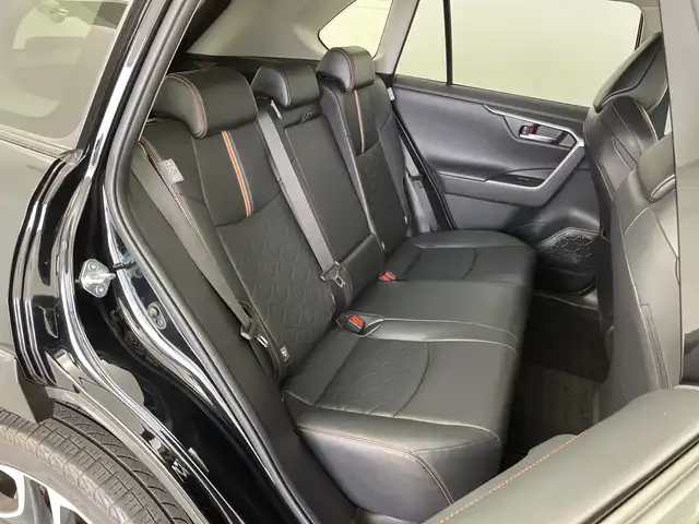 トヨタ ＲＡＶ４ アドベンチャー 新潟県 2021(令3)年 4.8万km アティチュードブラックマイカ 純正ディスプレイオーディオ/(Bluetooth/AM/FM/AppleCarPlay/AndroidAuto/USB)/トヨタセーフティーセンス/・プリクラッシュセーフティ/・リアクロストラフィックアラート/・レーンキープアシスト/・レーダークルーズコントロール/・ブラインドスポットモニター/・先行車発進告知/・Autoハイビーム/LEDオートライト/バックカメラ/レザーシート/D席メモリ付きパワーシート/電動パーキング/ブレーキホールド/電動格納ミラー/ビルトインETC/ダウンヒルアシスト/置くだけ充電/前後ドライブレコーダー/ルーフレール