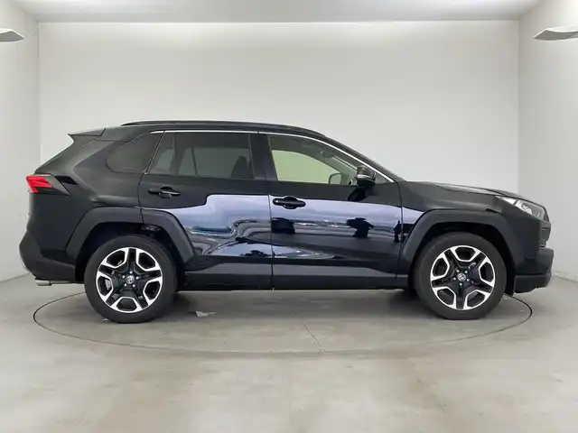 トヨタ ＲＡＶ４ アドベンチャー 新潟県 2021(令3)年 4.8万km アティチュードブラックマイカ 純正ディスプレイオーディオ/(Bluetooth/AM/FM/AppleCarPlay/AndroidAuto/USB)/トヨタセーフティーセンス/・プリクラッシュセーフティ/・リアクロストラフィックアラート/・レーンキープアシスト/・レーダークルーズコントロール/・ブラインドスポットモニター/・先行車発進告知/・Autoハイビーム/LEDオートライト/バックカメラ/レザーシート/D席メモリ付きパワーシート/電動パーキング/ブレーキホールド/電動格納ミラー/ビルトインETC/ダウンヒルアシスト/置くだけ充電/前後ドライブレコーダー/ルーフレール
