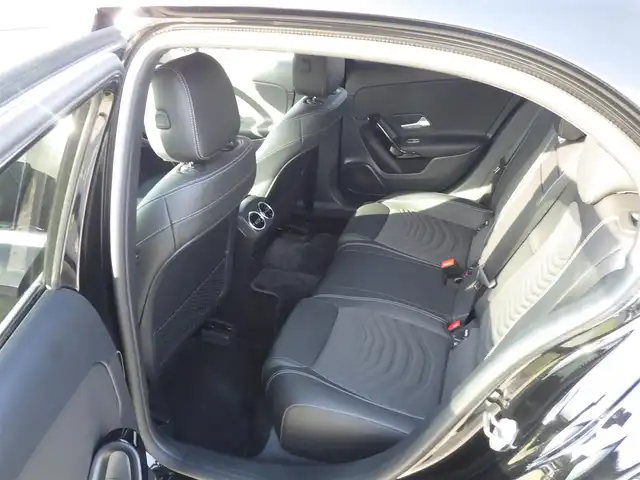 メルセデス・ベンツ Ａ１８０ スタイル 千葉県 2018(平30)年 5.3万km コスモスブラック アクティブブレーキアシスト/アクティブレーンキーピングアシスト/レーンチェンジアシスト/アテンションアシスト/ブラインドスポットアシスト/ディストロニック/ハーフレザーシート/前席パワーシート/シートヒーター/純正HDDナビ/地デジTV/【Bluetooth接続】/革巻きステアリング/ステアリングスイッチ/パドルシフト/ETC（2.0）/LEDヘッドライト/フォグライト/ウインカーミラー/パークトロニック/純正16インチアルミホイル/サイド/カーテンエアバッグ/キーレスゴー