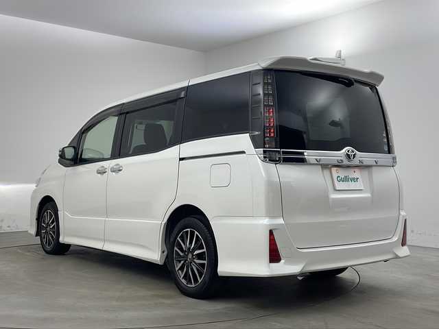 トヨタ ヴォクシー ZS 煌 兵庫県 2015(平27)年 8.1万km ホワイトパールクリスタルシャイン ・carrozzeria製8インチメモリナビ/・フルセグTV/・Bluetooth接続/・バックカメラ/・アルパイン製10.1インチフリップダウンモニター/・両側パワースライドドア/・ビルトインETC/・アイドリングストップ/・スマートキー/・プッシュスタート/・純正フロアマット/・電動格納ミラー/・LEDヘッドランプ/・フォグランプ/・オートライト/・横滑り防止装置/・純正16インチアルミホイール/・ドアバイザー/・2列目サンシェード/・取扱説明書/・保証書/・スペアキー
