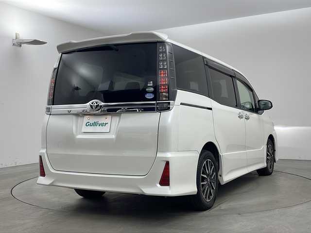 トヨタ ヴォクシー ZS 煌 兵庫県 2015(平27)年 8.1万km ホワイトパールクリスタルシャイン ・carrozzeria製8インチメモリナビ/・フルセグTV/・Bluetooth接続/・バックカメラ/・アルパイン製10.1インチフリップダウンモニター/・両側パワースライドドア/・ビルトインETC/・アイドリングストップ/・スマートキー/・プッシュスタート/・純正フロアマット/・電動格納ミラー/・LEDヘッドランプ/・フォグランプ/・オートライト/・横滑り防止装置/・純正16インチアルミホイール/・ドアバイザー/・2列目サンシェード/・取扱説明書/・保証書/・スペアキー