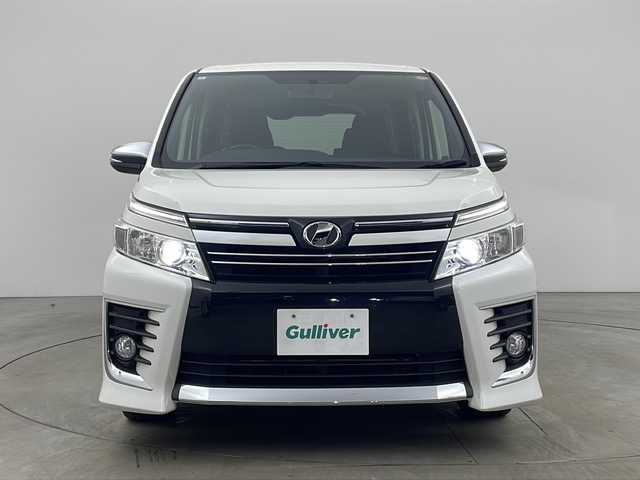 トヨタ ヴォクシー ZS 煌 兵庫県 2015(平27)年 8.1万km ホワイトパールクリスタルシャイン ・carrozzeria製8インチメモリナビ/・フルセグTV/・Bluetooth接続/・バックカメラ/・アルパイン製10.1インチフリップダウンモニター/・両側パワースライドドア/・ビルトインETC/・アイドリングストップ/・スマートキー/・プッシュスタート/・純正フロアマット/・電動格納ミラー/・LEDヘッドランプ/・フォグランプ/・オートライト/・横滑り防止装置/・純正16インチアルミホイール/・ドアバイザー/・2列目サンシェード/・取扱説明書/・保証書/・スペアキー