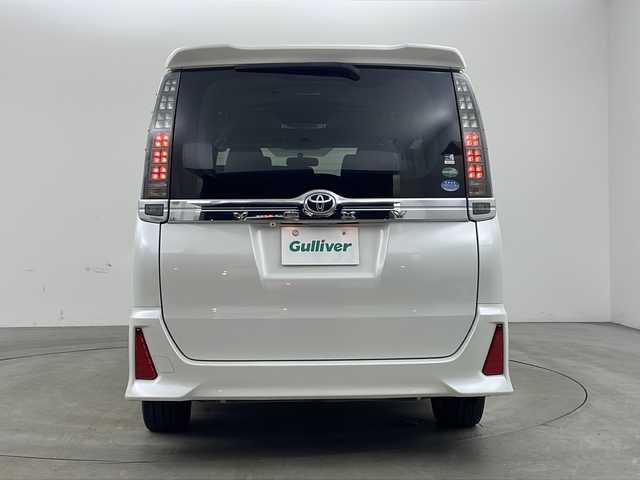 トヨタ ヴォクシー ZS 煌 兵庫県 2015(平27)年 8.1万km ホワイトパールクリスタルシャイン ・carrozzeria製8インチメモリナビ/・フルセグTV/・Bluetooth接続/・バックカメラ/・アルパイン製10.1インチフリップダウンモニター/・両側パワースライドドア/・ビルトインETC/・アイドリングストップ/・スマートキー/・プッシュスタート/・純正フロアマット/・電動格納ミラー/・LEDヘッドランプ/・フォグランプ/・オートライト/・横滑り防止装置/・純正16インチアルミホイール/・ドアバイザー/・2列目サンシェード/・取扱説明書/・保証書/・スペアキー