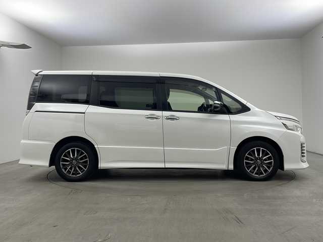 トヨタ ヴォクシー ZS 煌 兵庫県 2015(平27)年 8.1万km ホワイトパールクリスタルシャイン ・carrozzeria製8インチメモリナビ/・フルセグTV/・Bluetooth接続/・バックカメラ/・アルパイン製10.1インチフリップダウンモニター/・両側パワースライドドア/・ビルトインETC/・アイドリングストップ/・スマートキー/・プッシュスタート/・純正フロアマット/・電動格納ミラー/・LEDヘッドランプ/・フォグランプ/・オートライト/・横滑り防止装置/・純正16インチアルミホイール/・ドアバイザー/・2列目サンシェード/・取扱説明書/・保証書/・スペアキー