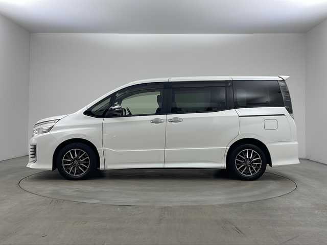 トヨタ ヴォクシー ZS 煌 兵庫県 2015(平27)年 8.1万km ホワイトパールクリスタルシャイン ・carrozzeria製8インチメモリナビ/・フルセグTV/・Bluetooth接続/・バックカメラ/・アルパイン製10.1インチフリップダウンモニター/・両側パワースライドドア/・ビルトインETC/・アイドリングストップ/・スマートキー/・プッシュスタート/・純正フロアマット/・電動格納ミラー/・LEDヘッドランプ/・フォグランプ/・オートライト/・横滑り防止装置/・純正16インチアルミホイール/・ドアバイザー/・2列目サンシェード/・取扱説明書/・保証書/・スペアキー