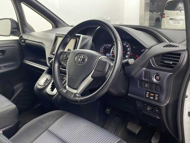 トヨタ ヴォクシー ZS 煌 兵庫県 2015(平27)年 8.1万km ホワイトパールクリスタルシャイン ・carrozzeria製8インチメモリナビ/・フルセグTV/・Bluetooth接続/・バックカメラ/・アルパイン製10.1インチフリップダウンモニター/・両側パワースライドドア/・ビルトインETC/・アイドリングストップ/・スマートキー/・プッシュスタート/・純正フロアマット/・電動格納ミラー/・LEDヘッドランプ/・フォグランプ/・オートライト/・横滑り防止装置/・純正16インチアルミホイール/・ドアバイザー/・2列目サンシェード/・取扱説明書/・保証書/・スペアキー