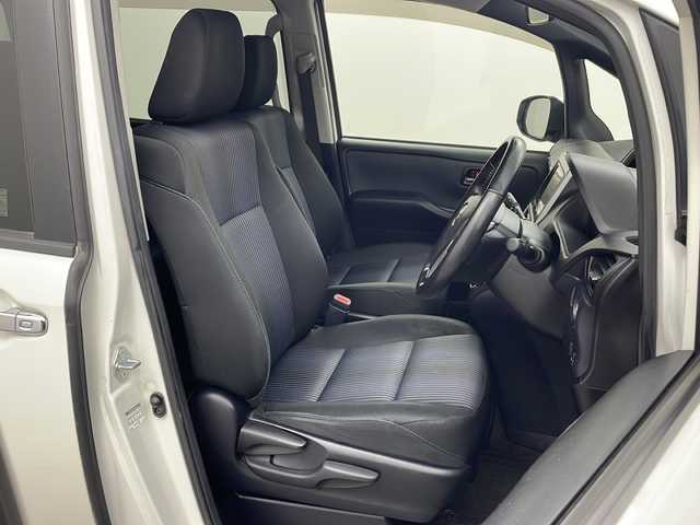 トヨタ ヴォクシー ZS 煌 兵庫県 2015(平27)年 8.1万km ホワイトパールクリスタルシャイン ・carrozzeria製8インチメモリナビ/・フルセグTV/・Bluetooth接続/・バックカメラ/・アルパイン製10.1インチフリップダウンモニター/・両側パワースライドドア/・ビルトインETC/・アイドリングストップ/・スマートキー/・プッシュスタート/・純正フロアマット/・電動格納ミラー/・LEDヘッドランプ/・フォグランプ/・オートライト/・横滑り防止装置/・純正16インチアルミホイール/・ドアバイザー/・2列目サンシェード/・取扱説明書/・保証書/・スペアキー