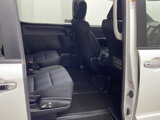 トヨタ ヴォクシー ZS 煌 兵庫県 2015(平27)年 8.1万km ホワイトパールクリスタルシャイン ・carrozzeria製8インチメモリナビ/・フルセグTV/・Bluetooth接続/・バックカメラ/・アルパイン製10.1インチフリップダウンモニター/・両側パワースライドドア/・ビルトインETC/・アイドリングストップ/・スマートキー/・プッシュスタート/・純正フロアマット/・電動格納ミラー/・LEDヘッドランプ/・フォグランプ/・オートライト/・横滑り防止装置/・純正16インチアルミホイール/・ドアバイザー/・2列目サンシェード/・取扱説明書/・保証書/・スペアキー