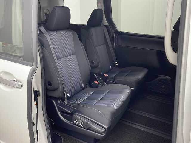 トヨタ ヴォクシー ZS 煌 兵庫県 2015(平27)年 8.1万km ホワイトパールクリスタルシャイン ・carrozzeria製8インチメモリナビ/・フルセグTV/・Bluetooth接続/・バックカメラ/・アルパイン製10.1インチフリップダウンモニター/・両側パワースライドドア/・ビルトインETC/・アイドリングストップ/・スマートキー/・プッシュスタート/・純正フロアマット/・電動格納ミラー/・LEDヘッドランプ/・フォグランプ/・オートライト/・横滑り防止装置/・純正16インチアルミホイール/・ドアバイザー/・2列目サンシェード/・取扱説明書/・保証書/・スペアキー