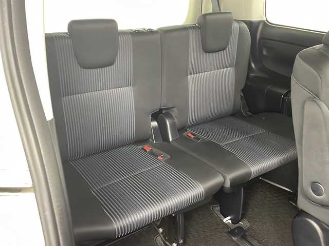 トヨタ ヴォクシー ZS 煌 兵庫県 2015(平27)年 8.1万km ホワイトパールクリスタルシャイン ・carrozzeria製8インチメモリナビ/・フルセグTV/・Bluetooth接続/・バックカメラ/・アルパイン製10.1インチフリップダウンモニター/・両側パワースライドドア/・ビルトインETC/・アイドリングストップ/・スマートキー/・プッシュスタート/・純正フロアマット/・電動格納ミラー/・LEDヘッドランプ/・フォグランプ/・オートライト/・横滑り防止装置/・純正16インチアルミホイール/・ドアバイザー/・2列目サンシェード/・取扱説明書/・保証書/・スペアキー