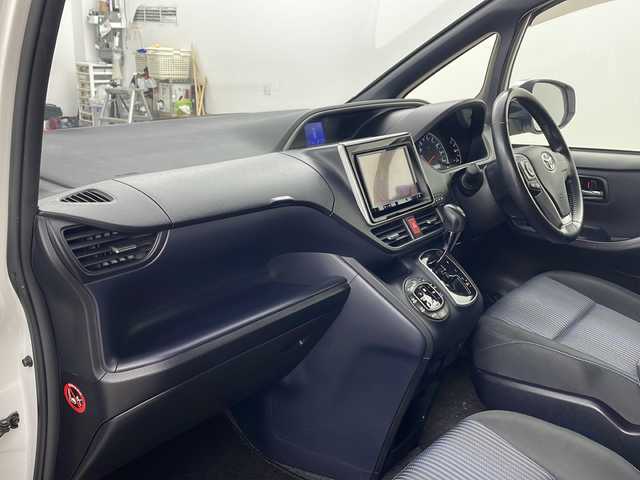 トヨタ ヴォクシー ZS 煌 兵庫県 2015(平27)年 8.1万km ホワイトパールクリスタルシャイン ・carrozzeria製8インチメモリナビ/・フルセグTV/・Bluetooth接続/・バックカメラ/・アルパイン製10.1インチフリップダウンモニター/・両側パワースライドドア/・ビルトインETC/・アイドリングストップ/・スマートキー/・プッシュスタート/・純正フロアマット/・電動格納ミラー/・LEDヘッドランプ/・フォグランプ/・オートライト/・横滑り防止装置/・純正16インチアルミホイール/・ドアバイザー/・2列目サンシェード/・取扱説明書/・保証書/・スペアキー