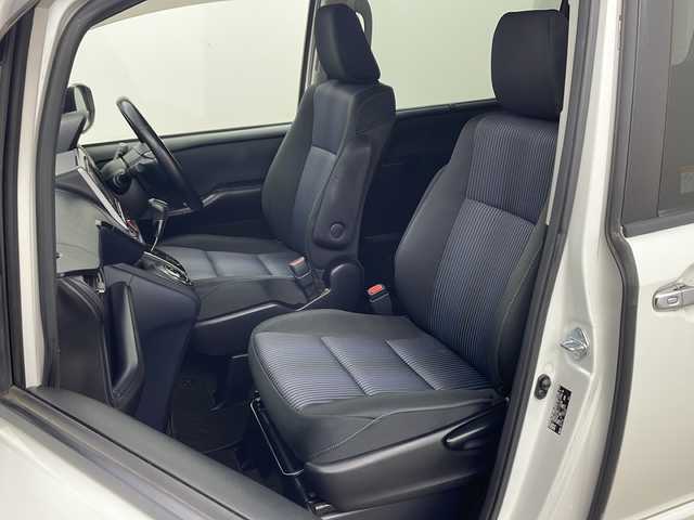 トヨタ ヴォクシー ZS 煌 兵庫県 2015(平27)年 8.1万km ホワイトパールクリスタルシャイン ・carrozzeria製8インチメモリナビ/・フルセグTV/・Bluetooth接続/・バックカメラ/・アルパイン製10.1インチフリップダウンモニター/・両側パワースライドドア/・ビルトインETC/・アイドリングストップ/・スマートキー/・プッシュスタート/・純正フロアマット/・電動格納ミラー/・LEDヘッドランプ/・フォグランプ/・オートライト/・横滑り防止装置/・純正16インチアルミホイール/・ドアバイザー/・2列目サンシェード/・取扱説明書/・保証書/・スペアキー