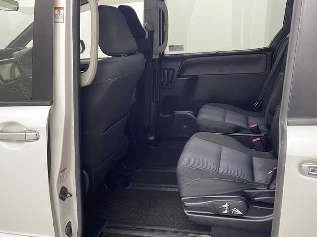 トヨタ ヴォクシー ZS 煌 兵庫県 2015(平27)年 8.1万km ホワイトパールクリスタルシャイン ・carrozzeria製8インチメモリナビ/・フルセグTV/・Bluetooth接続/・バックカメラ/・アルパイン製10.1インチフリップダウンモニター/・両側パワースライドドア/・ビルトインETC/・アイドリングストップ/・スマートキー/・プッシュスタート/・純正フロアマット/・電動格納ミラー/・LEDヘッドランプ/・フォグランプ/・オートライト/・横滑り防止装置/・純正16インチアルミホイール/・ドアバイザー/・2列目サンシェード/・取扱説明書/・保証書/・スペアキー