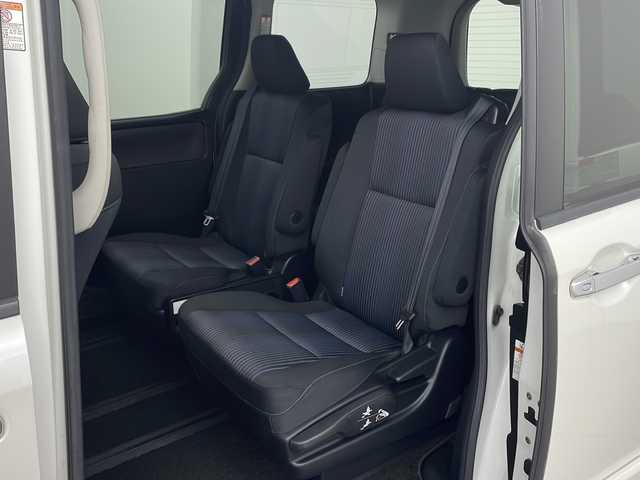 トヨタ ヴォクシー ZS 煌 兵庫県 2015(平27)年 8.1万km ホワイトパールクリスタルシャイン ・carrozzeria製8インチメモリナビ/・フルセグTV/・Bluetooth接続/・バックカメラ/・アルパイン製10.1インチフリップダウンモニター/・両側パワースライドドア/・ビルトインETC/・アイドリングストップ/・スマートキー/・プッシュスタート/・純正フロアマット/・電動格納ミラー/・LEDヘッドランプ/・フォグランプ/・オートライト/・横滑り防止装置/・純正16インチアルミホイール/・ドアバイザー/・2列目サンシェード/・取扱説明書/・保証書/・スペアキー