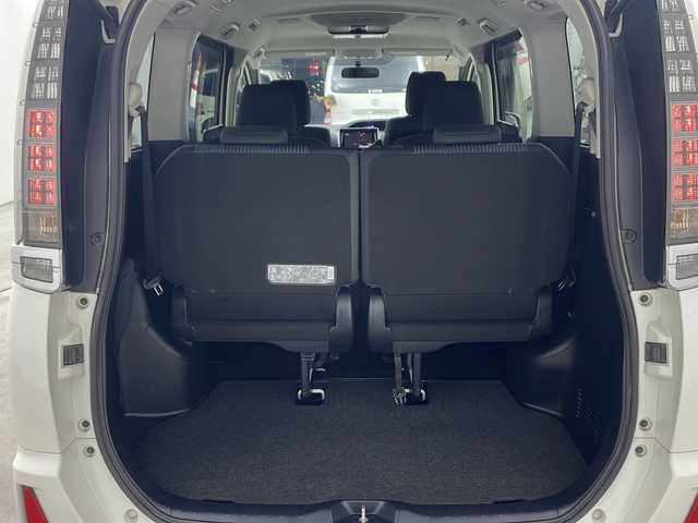 トヨタ ヴォクシー ZS 煌 兵庫県 2015(平27)年 8.1万km ホワイトパールクリスタルシャイン ・carrozzeria製8インチメモリナビ/・フルセグTV/・Bluetooth接続/・バックカメラ/・アルパイン製10.1インチフリップダウンモニター/・両側パワースライドドア/・ビルトインETC/・アイドリングストップ/・スマートキー/・プッシュスタート/・純正フロアマット/・電動格納ミラー/・LEDヘッドランプ/・フォグランプ/・オートライト/・横滑り防止装置/・純正16インチアルミホイール/・ドアバイザー/・2列目サンシェード/・取扱説明書/・保証書/・スペアキー