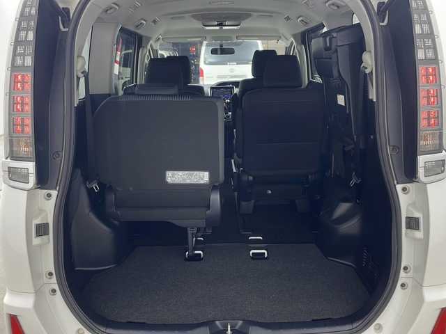 トヨタ ヴォクシー ZS 煌 兵庫県 2015(平27)年 8.1万km ホワイトパールクリスタルシャイン ・carrozzeria製8インチメモリナビ/・フルセグTV/・Bluetooth接続/・バックカメラ/・アルパイン製10.1インチフリップダウンモニター/・両側パワースライドドア/・ビルトインETC/・アイドリングストップ/・スマートキー/・プッシュスタート/・純正フロアマット/・電動格納ミラー/・LEDヘッドランプ/・フォグランプ/・オートライト/・横滑り防止装置/・純正16インチアルミホイール/・ドアバイザー/・2列目サンシェード/・取扱説明書/・保証書/・スペアキー