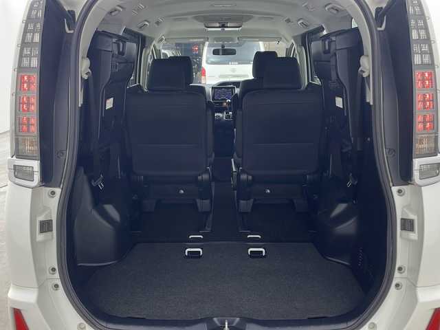 トヨタ ヴォクシー ZS 煌 兵庫県 2015(平27)年 8.1万km ホワイトパールクリスタルシャイン ・carrozzeria製8インチメモリナビ/・フルセグTV/・Bluetooth接続/・バックカメラ/・アルパイン製10.1インチフリップダウンモニター/・両側パワースライドドア/・ビルトインETC/・アイドリングストップ/・スマートキー/・プッシュスタート/・純正フロアマット/・電動格納ミラー/・LEDヘッドランプ/・フォグランプ/・オートライト/・横滑り防止装置/・純正16インチアルミホイール/・ドアバイザー/・2列目サンシェード/・取扱説明書/・保証書/・スペアキー