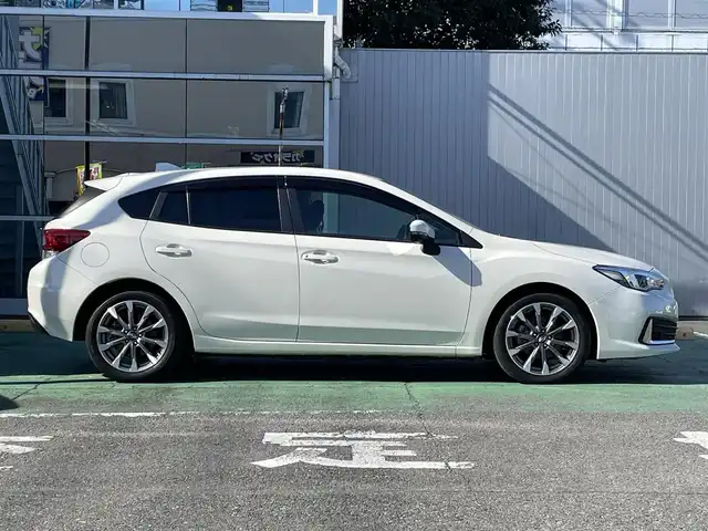 スバル インプレッサ スポーツ 2．0i－Lアイサイト 栃木県 2021(令3)年 2.2万km クリスタルホワイトP 新車時保証書/取扱説明書/スバルアイサイト/　・プリクラッシュブレーキ/　・ツーリングアシスト/　・車線逸脱抑制機能/　・誤発進抑制制御/　・誤後進抑制制御/　・ふらつき警報/　・先行車発進お知らせ/　・定速クルーズコントロール/　・後退時ブレーキアシスト/社外7インチメモリーナビ（AVN-RB7)/　（BT/CD・DVD/SD/ラジオ）/プッシュスタート/フロントパワーシート/ステアリングスイッチ/パドルシフト/クルーズコントロール（追従機能）/ETC/オートライト/純正LEDヘッドライト/純正LEDフォグライト/ヘッドライトレベライザー/ヘッドランプウォッシャー/オートリトラクティブミラー/リバースチルトダウンミラー/リアセンサー/オートワイパー/タイヤサイズ　　205/50/R17