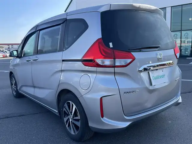 ホンダ フリード ハイブリット G ホンダセンシング 岡山県 2017(平29)年 6万km ルナシルバーM 登録時走行距離：60007km/禁煙車/純正ナビ/　(CD/DVD/フルセグTV/Bluetooth)/バックカメラ/クルーズコントロール(追従走行あり)/衝突被害軽減システム/車線逸脱警報（レーンキープアシスト）/ETC/両側パワースライドドア/ハーフレザーシート/ステアリングヒーター/革巻きステアリング/ステアリングスイッチ/純正LEDヘッドライト/フォグライト/オートライト/プッシュスタート/スマートキー/アイドリングストップ/純正アルミホイール 15インチ/ドアバイザー/電動格納ミラー/純正フロアマット/横滑防止装置/盗難防止装置