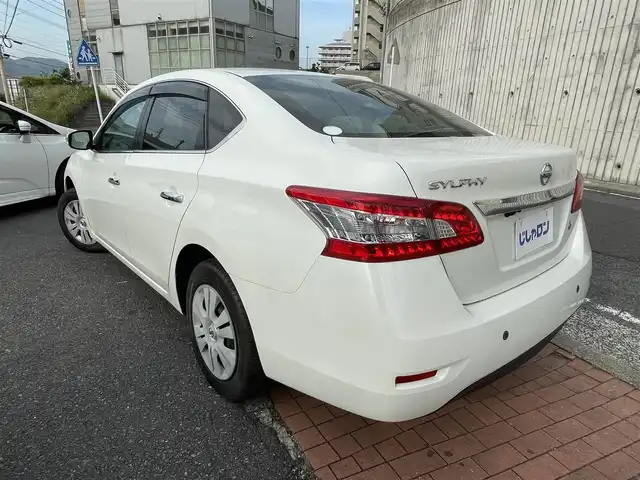 日産 シルフィ X 福岡県 2015(平27)年 5.1万km ブリリアントホワイトパール (株)IDOMが運営する【じしゃロン八幡西店】の自社ローン専用車両になります。こちらは現金またはオートローンご利用時の価格です。自社ローンご希望の方は別途その旨お申付けください。/社外メモリナビ【MM115D-W】/(Bluetooth/CD/ipod/Walkman/フルセグTV)/社外ドライブレコーダー/横滑り防止装置/エンジンプッシュスタート/バックカメラ/ETC/純正フロアマット/電動格納ミラー/ドアバイザー/キセノンライト/フォグランプ/オートライト/ヘッドライトレベライザー/スペアキー有/スマートキー