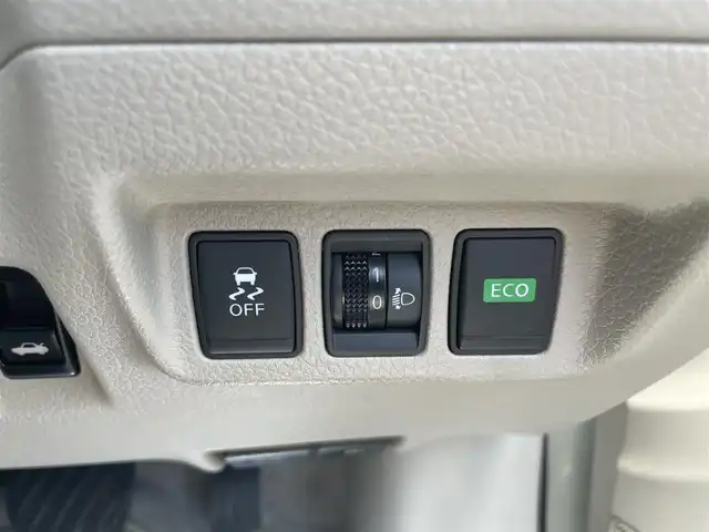 日産 シルフィ X 福岡県 2015(平27)年 5.1万km ブリリアントホワイトパール (株)IDOMが運営する【じしゃロン八幡西店】の自社ローン専用車両になります。こちらは現金またはオートローンご利用時の価格です。自社ローンご希望の方は別途その旨お申付けください。/社外メモリナビ【MM115D-W】/(Bluetooth/CD/ipod/Walkman/フルセグTV)/社外ドライブレコーダー/横滑り防止装置/エンジンプッシュスタート/バックカメラ/ETC/純正フロアマット/電動格納ミラー/ドアバイザー/キセノンライト/フォグランプ/オートライト/ヘッドライトレベライザー/スペアキー有/スマートキー