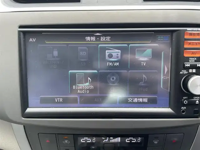 日産 シルフィ X 福岡県 2015(平27)年 5.1万km ブリリアントホワイトパール (株)IDOMが運営する【じしゃロン八幡西店】の自社ローン専用車両になります。こちらは現金またはオートローンご利用時の価格です。自社ローンご希望の方は別途その旨お申付けください。/社外メモリナビ【MM115D-W】/(Bluetooth/CD/ipod/Walkman/フルセグTV)/社外ドライブレコーダー/横滑り防止装置/エンジンプッシュスタート/バックカメラ/ETC/純正フロアマット/電動格納ミラー/ドアバイザー/キセノンライト/フォグランプ/オートライト/ヘッドライトレベライザー/スペアキー有/スマートキー