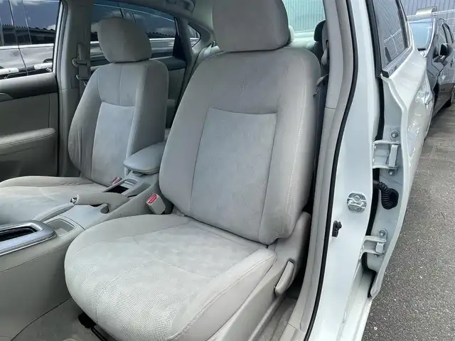 日産 シルフィ X 福岡県 2015(平27)年 5.1万km ブリリアントホワイトパール (株)IDOMが運営する【じしゃロン八幡西店】の自社ローン専用車両になります。こちらは現金またはオートローンご利用時の価格です。自社ローンご希望の方は別途その旨お申付けください。/社外メモリナビ【MM115D-W】/(Bluetooth/CD/ipod/Walkman/フルセグTV)/社外ドライブレコーダー/横滑り防止装置/エンジンプッシュスタート/バックカメラ/ETC/純正フロアマット/電動格納ミラー/ドアバイザー/キセノンライト/フォグランプ/オートライト/ヘッドライトレベライザー/スペアキー有/スマートキー