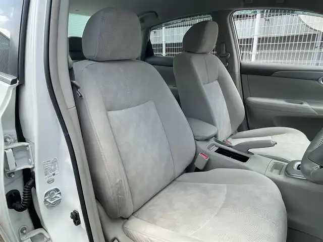 日産 シルフィ X 福岡県 2015(平27)年 5.1万km ブリリアントホワイトパール (株)IDOMが運営する【じしゃロン八幡西店】の自社ローン専用車両になります。こちらは現金またはオートローンご利用時の価格です。自社ローンご希望の方は別途その旨お申付けください。/社外メモリナビ【MM115D-W】/(Bluetooth/CD/ipod/Walkman/フルセグTV)/社外ドライブレコーダー/横滑り防止装置/エンジンプッシュスタート/バックカメラ/ETC/純正フロアマット/電動格納ミラー/ドアバイザー/キセノンライト/フォグランプ/オートライト/ヘッドライトレベライザー/スペアキー有/スマートキー