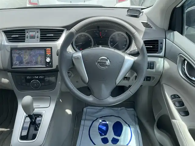 日産 シルフィ X 福岡県 2015(平27)年 5.1万km ブリリアントホワイトパール (株)IDOMが運営する【じしゃロン八幡西店】の自社ローン専用車両になります。こちらは現金またはオートローンご利用時の価格です。自社ローンご希望の方は別途その旨お申付けください。/社外メモリナビ【MM115D-W】/(Bluetooth/CD/ipod/Walkman/フルセグTV)/社外ドライブレコーダー/横滑り防止装置/エンジンプッシュスタート/バックカメラ/ETC/純正フロアマット/電動格納ミラー/ドアバイザー/キセノンライト/フォグランプ/オートライト/ヘッドライトレベライザー/スペアキー有/スマートキー