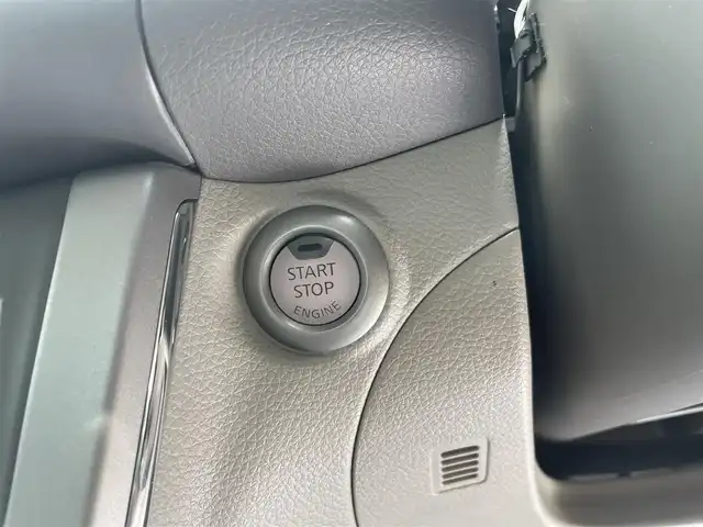 日産 シルフィ X 福岡県 2015(平27)年 5.1万km ブリリアントホワイトパール (株)IDOMが運営する【じしゃロン八幡西店】の自社ローン専用車両になります。こちらは現金またはオートローンご利用時の価格です。自社ローンご希望の方は別途その旨お申付けください。/社外メモリナビ【MM115D-W】/(Bluetooth/CD/ipod/Walkman/フルセグTV)/社外ドライブレコーダー/横滑り防止装置/エンジンプッシュスタート/バックカメラ/ETC/純正フロアマット/電動格納ミラー/ドアバイザー/キセノンライト/フォグランプ/オートライト/ヘッドライトレベライザー/スペアキー有/スマートキー