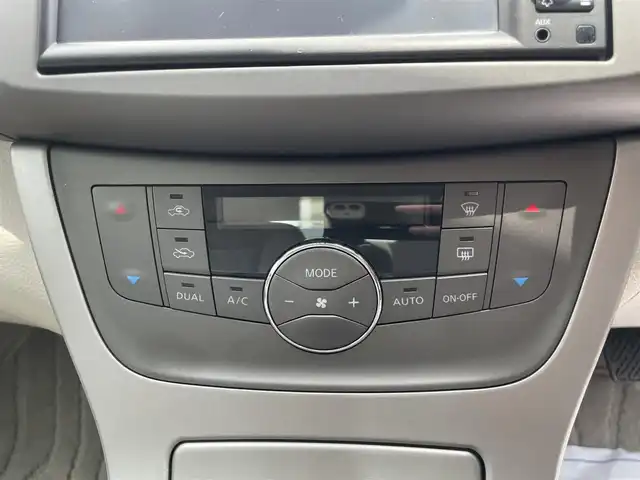 日産 シルフィ X 福岡県 2015(平27)年 5.1万km ブリリアントホワイトパール (株)IDOMが運営する【じしゃロン八幡西店】の自社ローン専用車両になります。こちらは現金またはオートローンご利用時の価格です。自社ローンご希望の方は別途その旨お申付けください。/社外メモリナビ【MM115D-W】/(Bluetooth/CD/ipod/Walkman/フルセグTV)/社外ドライブレコーダー/横滑り防止装置/エンジンプッシュスタート/バックカメラ/ETC/純正フロアマット/電動格納ミラー/ドアバイザー/キセノンライト/フォグランプ/オートライト/ヘッドライトレベライザー/スペアキー有/スマートキー