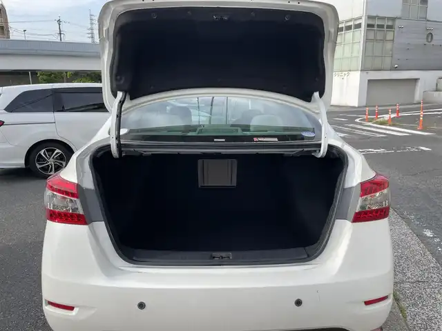 日産 シルフィ X 福岡県 2015(平27)年 5.1万km ブリリアントホワイトパール (株)IDOMが運営する【じしゃロン八幡西店】の自社ローン専用車両になります。こちらは現金またはオートローンご利用時の価格です。自社ローンご希望の方は別途その旨お申付けください。/社外メモリナビ【MM115D-W】/(Bluetooth/CD/ipod/Walkman/フルセグTV)/社外ドライブレコーダー/横滑り防止装置/エンジンプッシュスタート/バックカメラ/ETC/純正フロアマット/電動格納ミラー/ドアバイザー/キセノンライト/フォグランプ/オートライト/ヘッドライトレベライザー/スペアキー有/スマートキー
