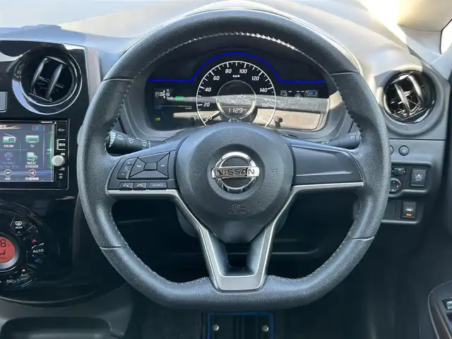 日産 ノート e－パワー メダリスト 愛媛県 2016(平28)年 2.3万km ダークメタルグレー 日産純正7インチSDナビ【MM516D-W】/・Bluetooth/・CD/DVD/USB/フルセグTV/ナビ連動前方ドライブレコーダー/アラウンドビューカメラ/ETC/デジタルルームミラー/ハーフレザーシート/衝突被害軽減ブレーキ/車線逸脱防止支援/ステアリングスイッチ/フロントフォグライト/ドアバイザー/純正15インチアルミホイール/純正フロアマット