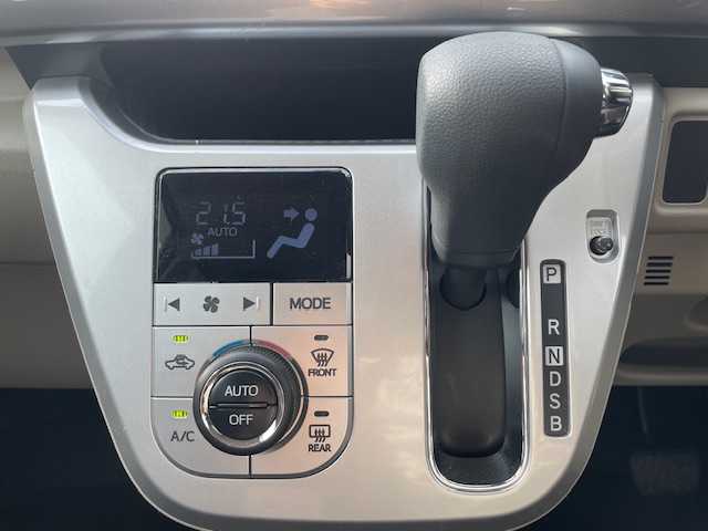 ダイハツ キャスト スタイル G SAⅢ 静岡県 2018(平30)年 2.1万km パールホワイトⅢ ●純正ナビ/(ワンセグ/CD/DVD/Bluetooth)/(MDV-D305)/●衝突被害軽減システム/●レーンキープアシスト/●LEDライト＆フォグランプ/●オートライト/●オートマチックハイビーム/●革巻きステアリング/●ステアリングスイッチ/●前方ドライブレコーダー/●電動格納ミラー/●ドアバイザー/●スマートキー/●プッシュスタート/●純正１５インチアルミホイール/●ダブルSRS＋ABS