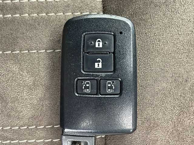 トヨタ エスクァイア ハイブリッド Gi プレミアムパッケージ 千葉県 2019(令1)年 6.4万km ブラック 社外ナビ/Bluetooth CD DVD フルセグ HDMI/ＥＴＣ/デジタルインナーミラー/両側パワースライドドア/シートヒーター/純正アルミホイール/純正フロアマット/純正ドアバイザー/フリップダウンモニター/シートバックテーブル/後席サンシェード/電動格納ミラー/フォグランプ/プッシュスタート/スマートキー/ウィンカーミラー/スペアキー/トヨタセーフティーセンス/プリクラッシュセーフティー/レーンディパーチャーアラート/クルーズコントロール/クリアランスソナー/オートハイビーム/アイドリングストップ